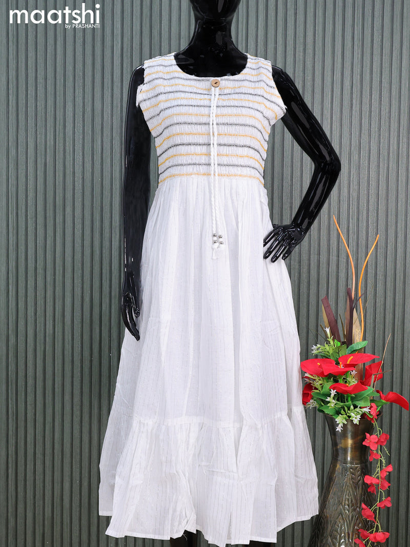 Buy Now: Elegant White Cotton Kurti with Potli Button Pattern – Sankalp  Outfits